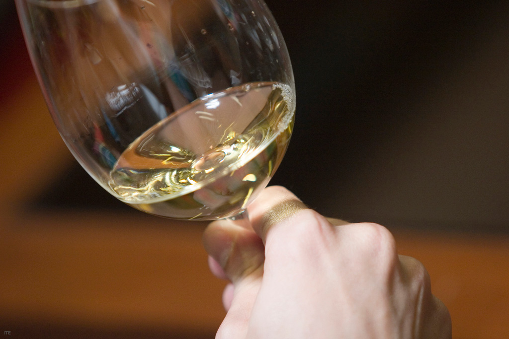 El efecto de la luz en el vino